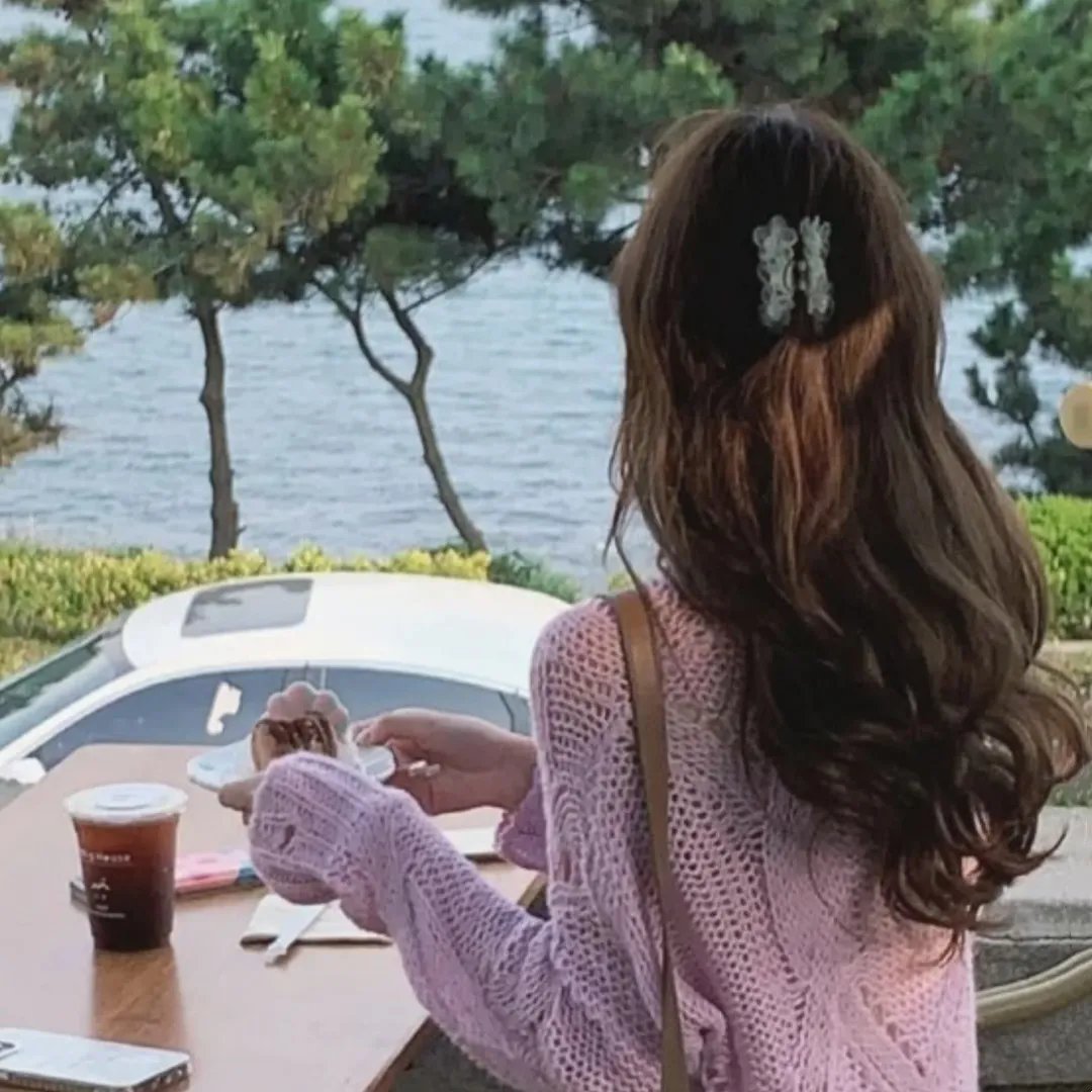 她从火光中走来